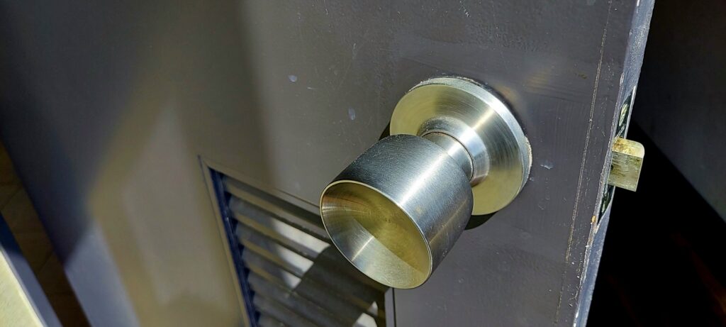 【いわき リペア・補修】交換せずに補修で費用削減｜いわきリペアナビ　古い玄関ドアイメージ画像