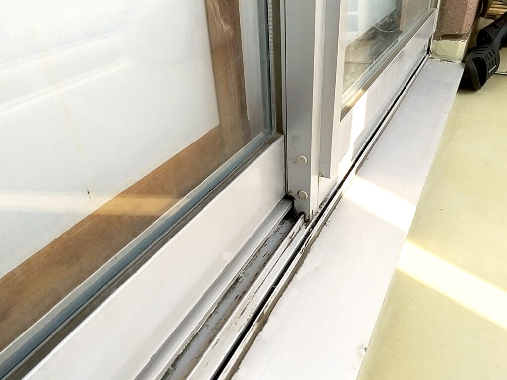 【いわき リペア・補修】交換せずに補修で費用削減|いわきリペアナビ アルミサッシ傷イメージ画像