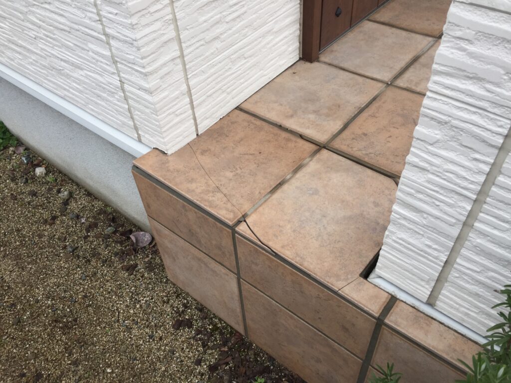 【いわき リペア・補修】交換せずに補修で費用削減｜いわきリペアナビ　エントランス石材割れイメージ画像