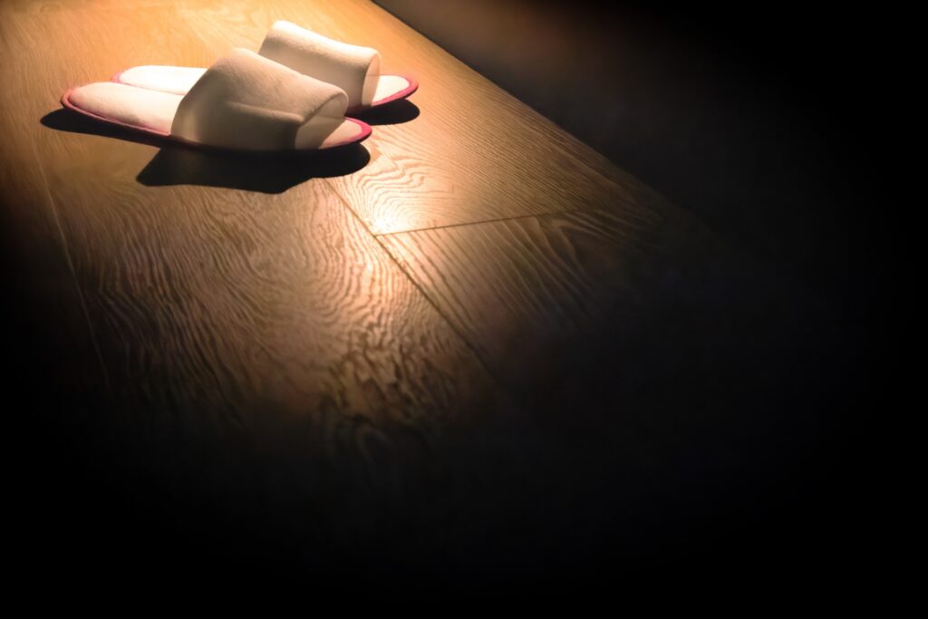 【いわき リペア・補修】交換せずに補修で費用削減｜いわきリペアナビ　深夜の床鳴りイメージ画像